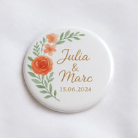 Hochzeitsbutton mit floraler Dekoration und Namen Julia & Mike