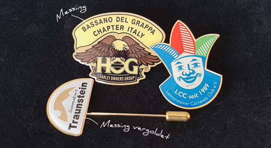 Pins im Siebdruckverfahren
