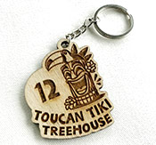 "Toucan Tiki Treehouse" als Holzgravur mit Schlüsselkette